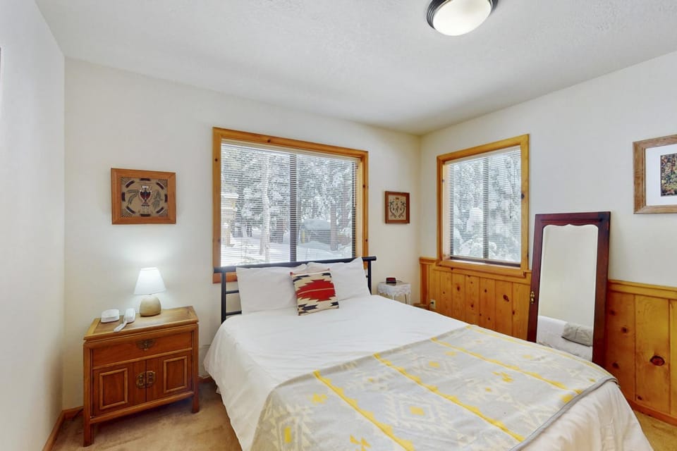 Rustic home with wood stove deck open floor plan & nearby activities House in Lake Tahoe