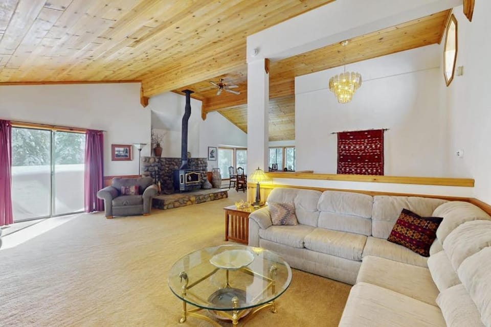 Rustic home with wood stove deck open floor plan & nearby activities House in Lake Tahoe