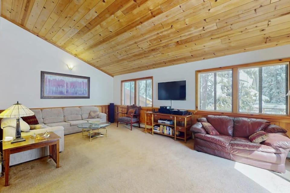 Rustic home with wood stove deck open floor plan & nearby activities House in Lake Tahoe