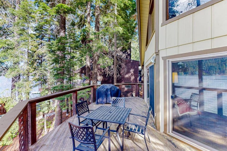 Superb lakefront home with mountain & lake views fireplace tennis & washer&dryer House in Truckee