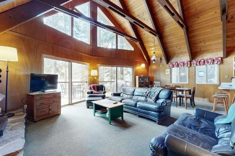 Superb lakefront home with mountain & lake views fireplace tennis & washer&dryer House in Truckee