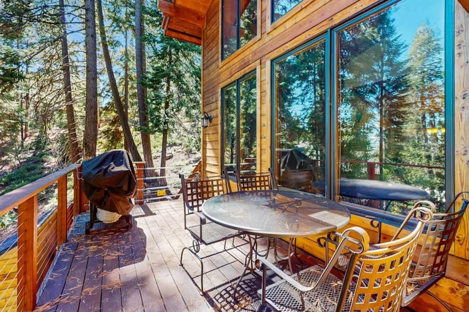 Modern Lux Cabin with Stunning Views Spa Large Kitchen and Dining Fireplace Cabin in Lake Tahoe