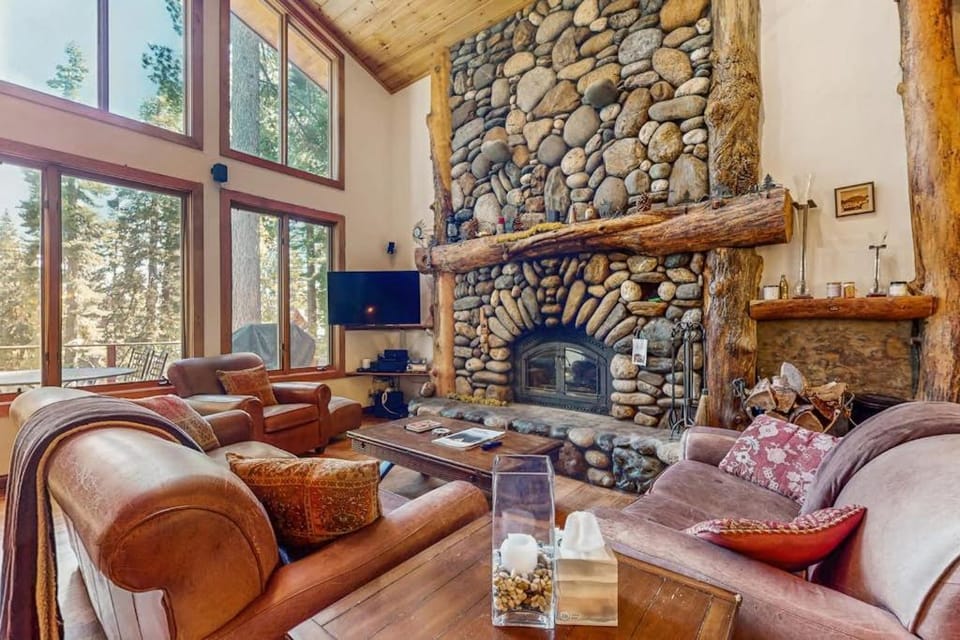 Modern Lux Cabin with Stunning Views Spa Large Kitchen and Dining Fireplace Cabin in Lake Tahoe