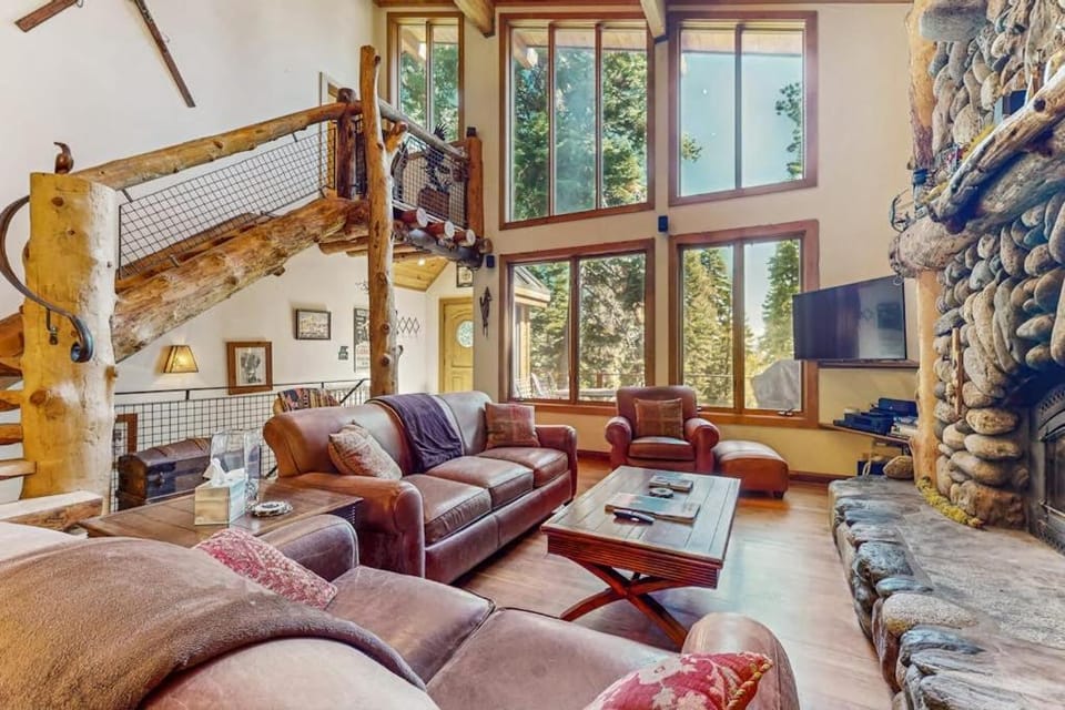 Modern Lux Cabin with Stunning Views Spa Large Kitchen and Dining Fireplace Cabin in Lake Tahoe