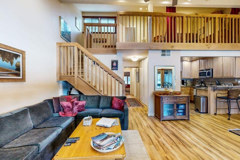 Second-floor lakefront condo with scenic views & easy access to town & slopes House in Donner Pines Tract