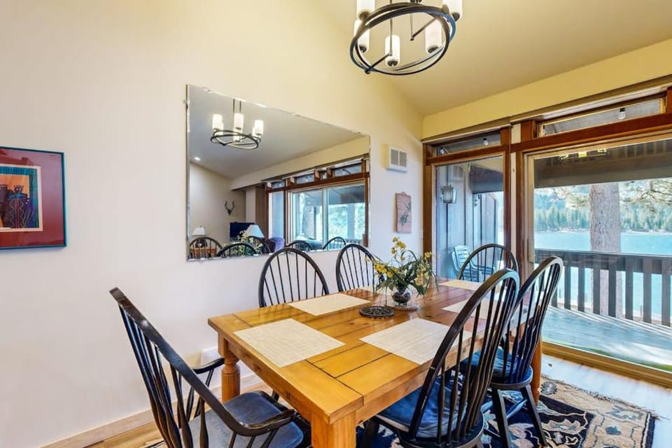 Second-floor lakefront condo with scenic views & easy access to town & slopes House in Donner Pines Tract