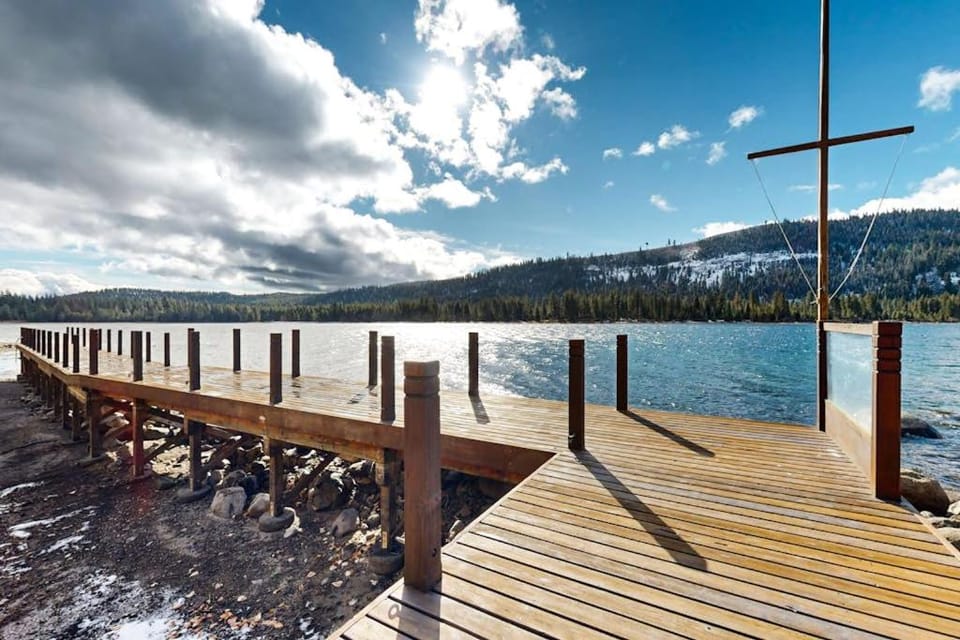 Second-floor lakefront condo with scenic views & easy access to town & slopes House in Donner Pines Tract