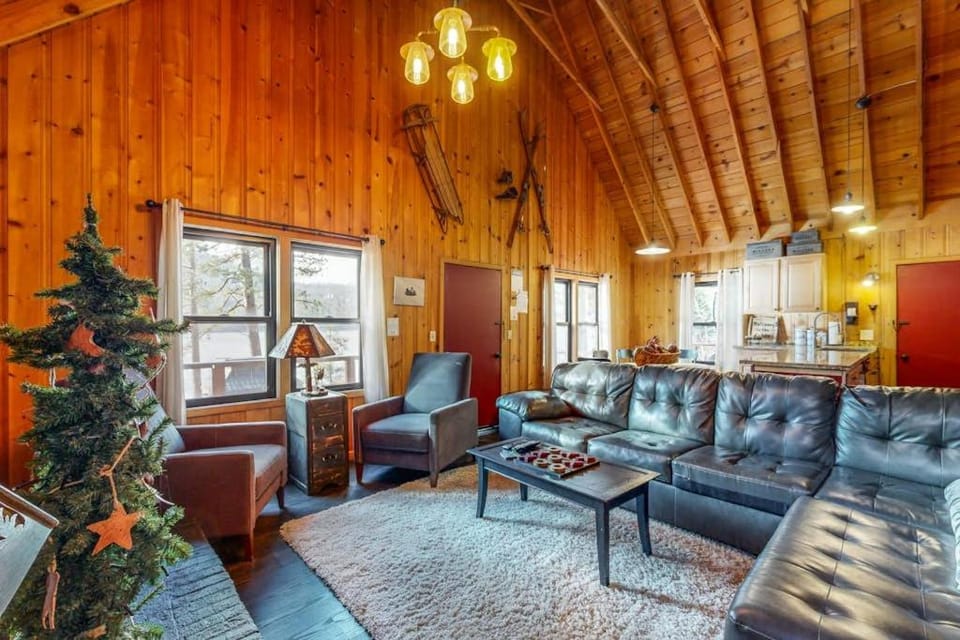 Dog-friendly waterfront cabin with lake views & access - close to slopes Cabin in Donner Lake