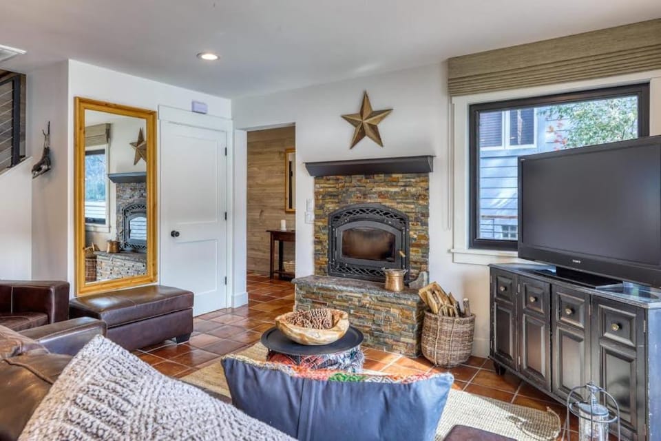 Dog-friendly lakefront home with fast WiFi private dock & 180-degree views House in Truckee