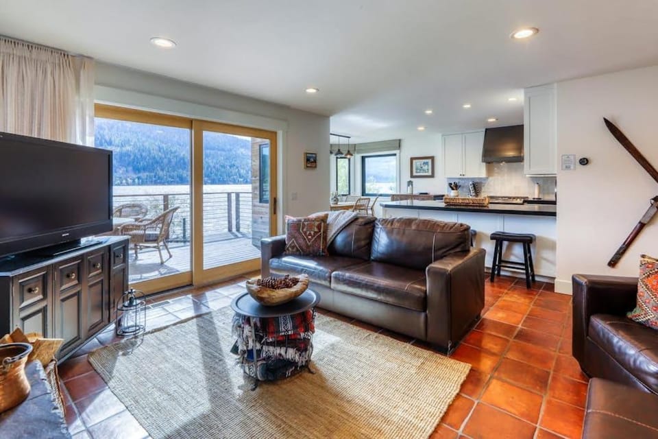 Dog-friendly lakefront home with fast WiFi private dock & 180-degree views House in Truckee