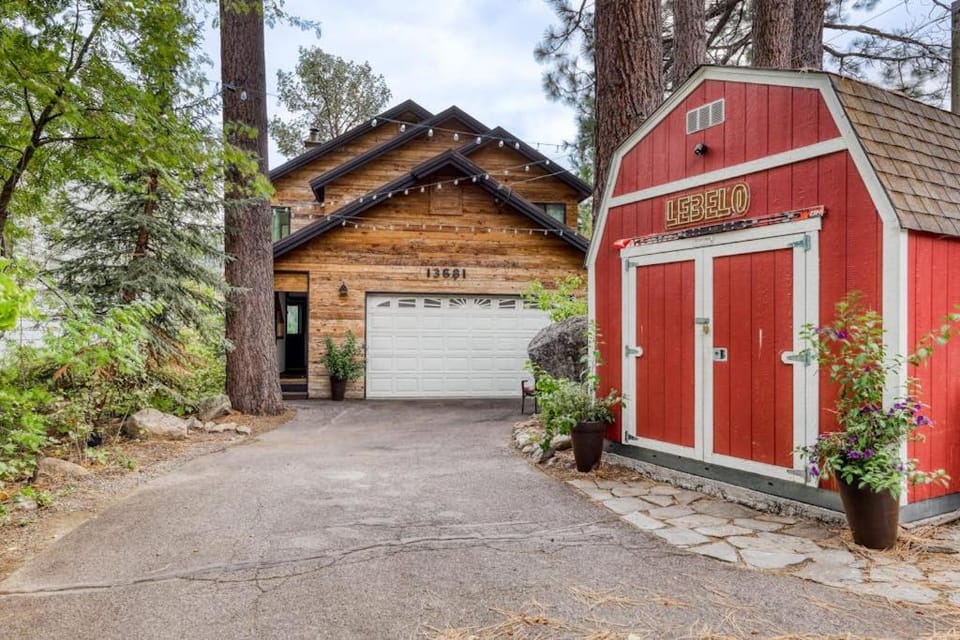 Dog-friendly lakefront home with fast WiFi private dock & 180-degree views House in Truckee