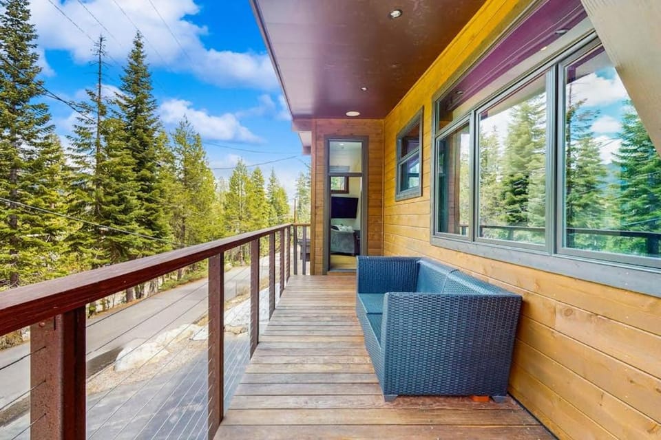 Pristine home with lovely interior private deck fast WiFi - great location Apartment in Truckee