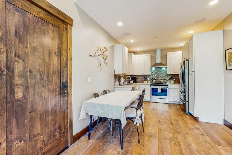 Pristine home with lovely interior private deck fast WiFi - great location Apartment in Truckee