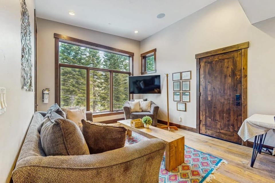 Pristine home with lovely interior private deck fast WiFi - great location Apartment in Truckee