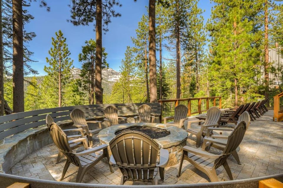 Donner Lake mountain-view delight - multi-level deck & private hot tub views House in Donner Lake