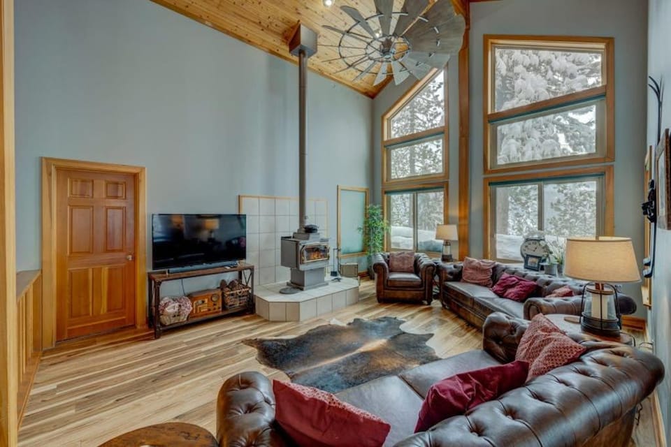 Donner Lake mountain-view delight - multi-level deck & private hot tub views House in Donner Lake