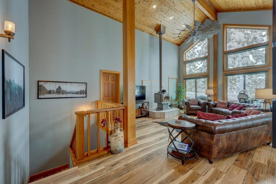 Donner Lake mountain-view delight - multi-level deck & private hot tub views House in Donner Lake