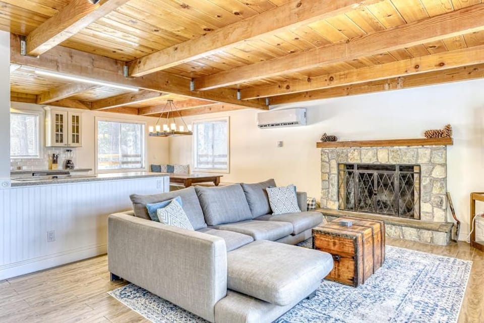 Quiet Neighborhood - Lake Retreat with Stunning Views New Deck Easy Ski Access House in Homewood
