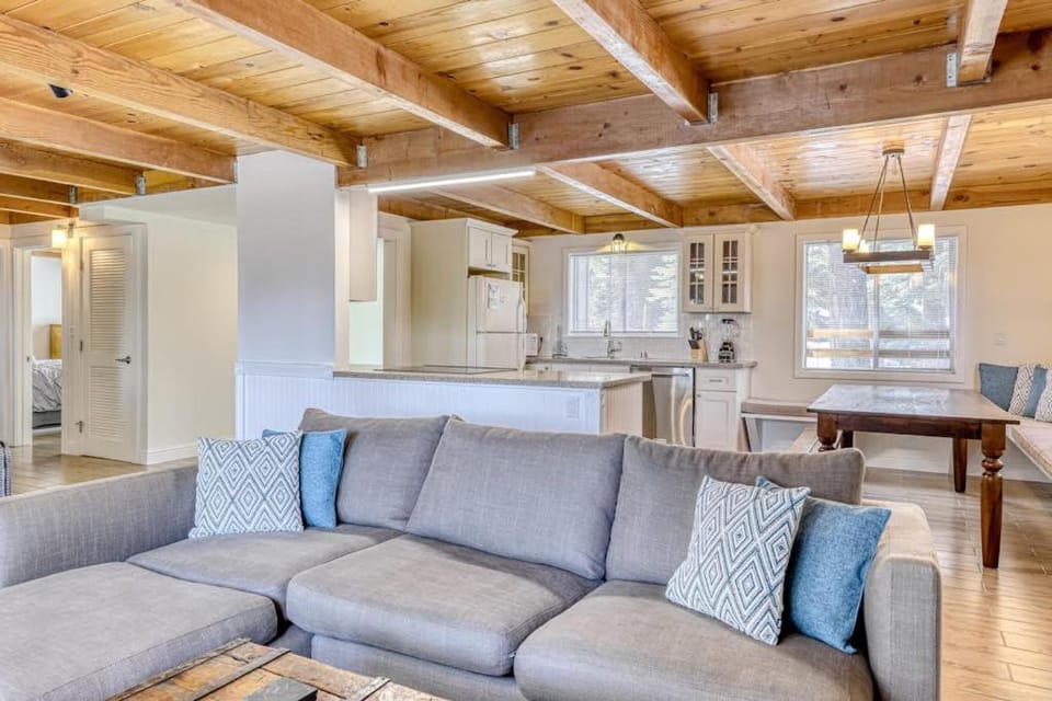 Quiet Neighborhood - Lake Retreat with Stunning Views New Deck Easy Ski Access House in Homewood