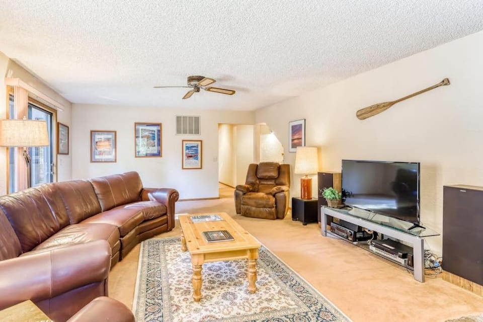 Family-friendly home with a beautiful yard & deck - close to the lake & ski slopes House in Homewood