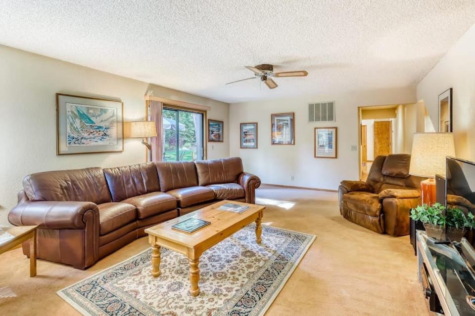 Family-friendly home with a beautiful yard & deck - close to the lake & ski slopes House in Homewood