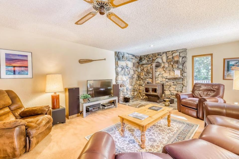 Family-friendly home with a beautiful yard & deck - close to the lake & ski slopes House in Homewood