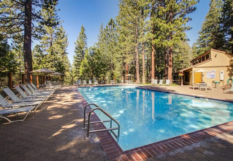Radiant condo with fireplace outdoor pool tennis grill balcony washer&dryer House in Tahoe Vista