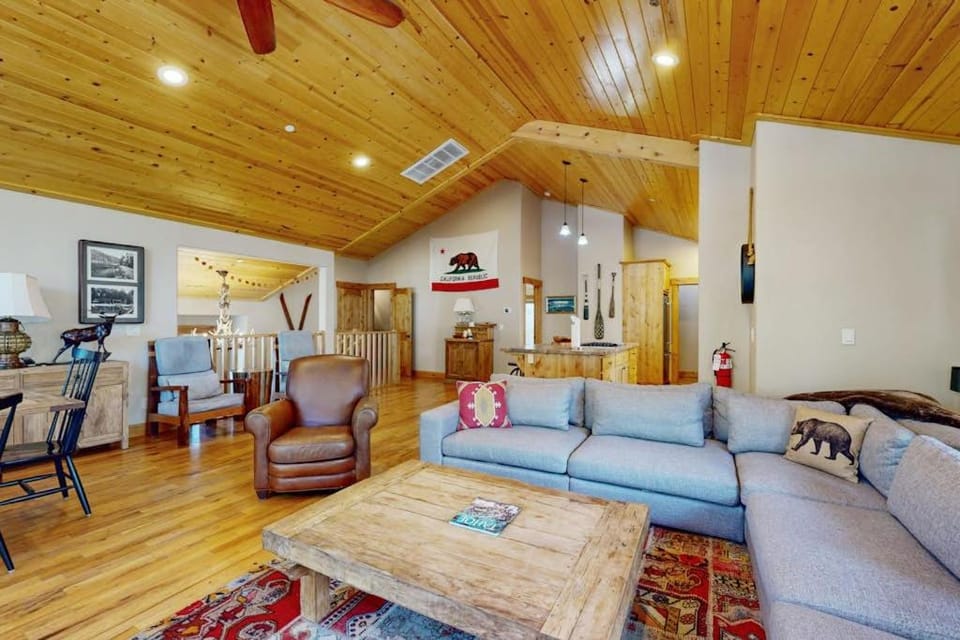 Pine Haven with Private Hot Tub & Deck Short Walk to Beach Near Skiing House in Kings Beach