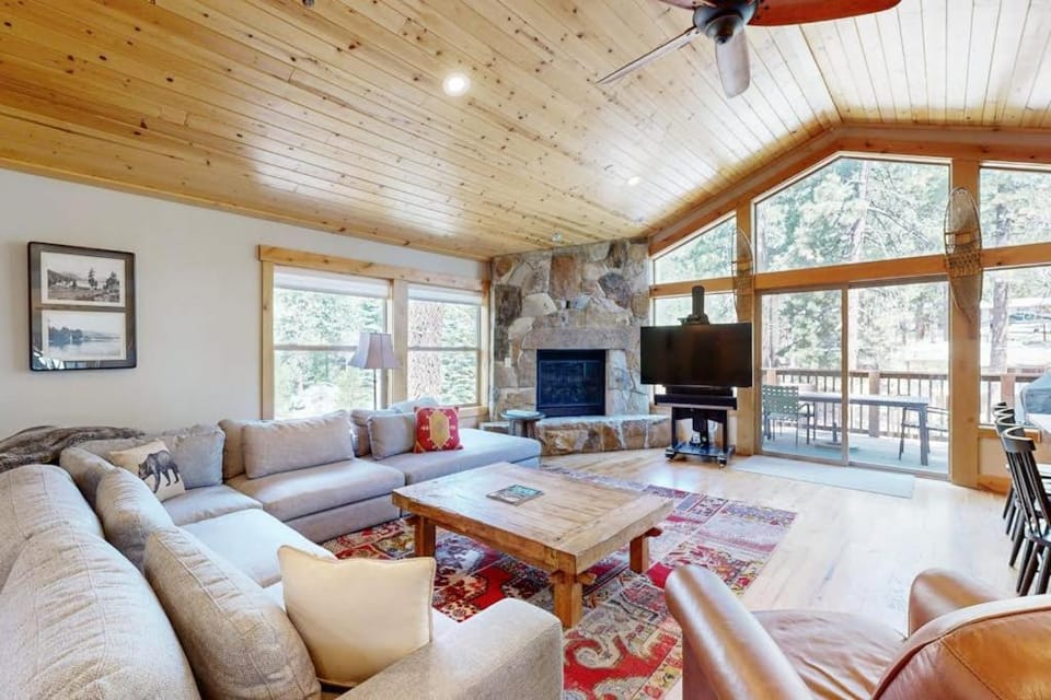 Pine Haven with Private Hot Tub & Deck Short Walk to Beach Near Skiing House in Kings Beach