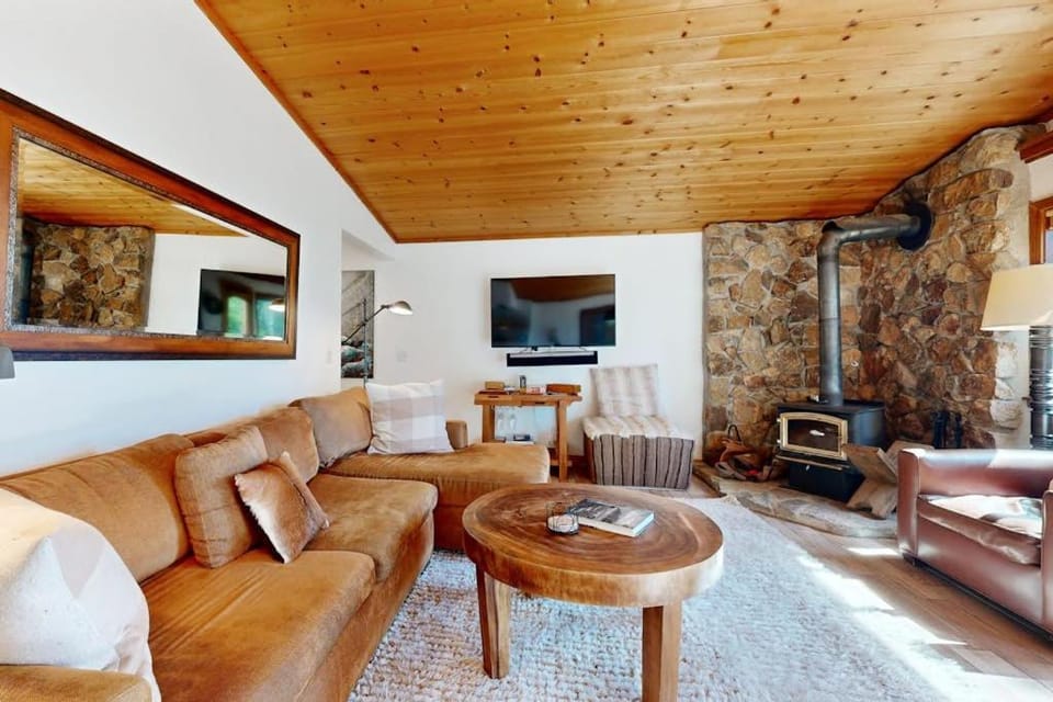 Forest getaway with spectacular lake view 2 decks & hot tub - near Kings Beach House in Kings Beach