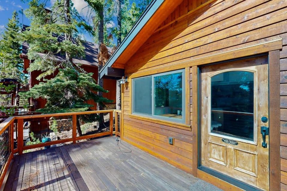 Forest getaway with spectacular lake view 2 decks & hot tub - near Kings Beach House in Kings Beach