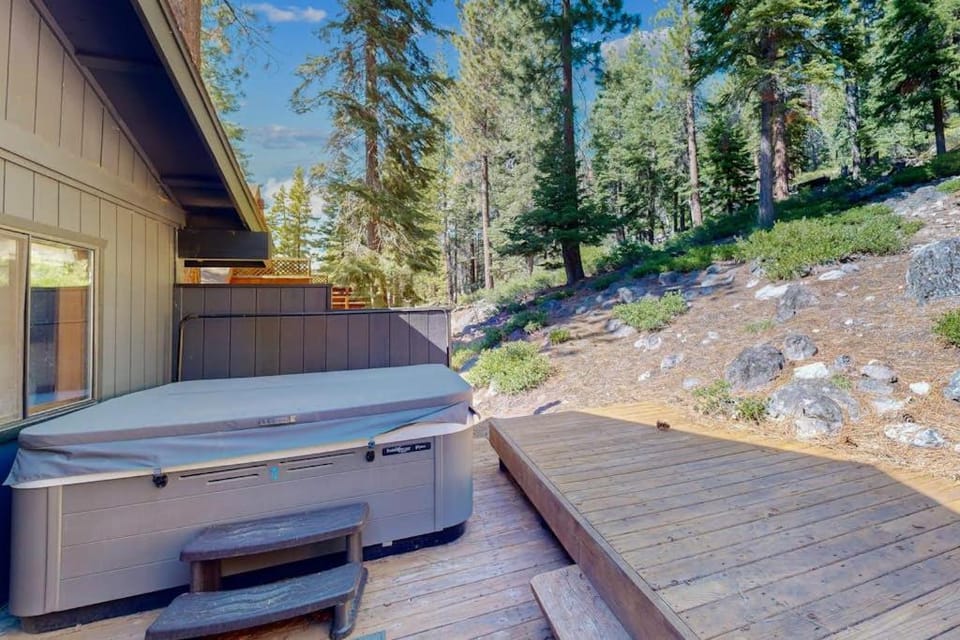 Forest getaway with spectacular lake view 2 decks & hot tub - near Kings Beach House in Kings Beach