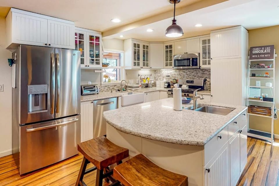 All-Season Getaway - Hot Tub & Backyard - Walk 2 Blocks to Lake & Restaurants House in Kings Beach