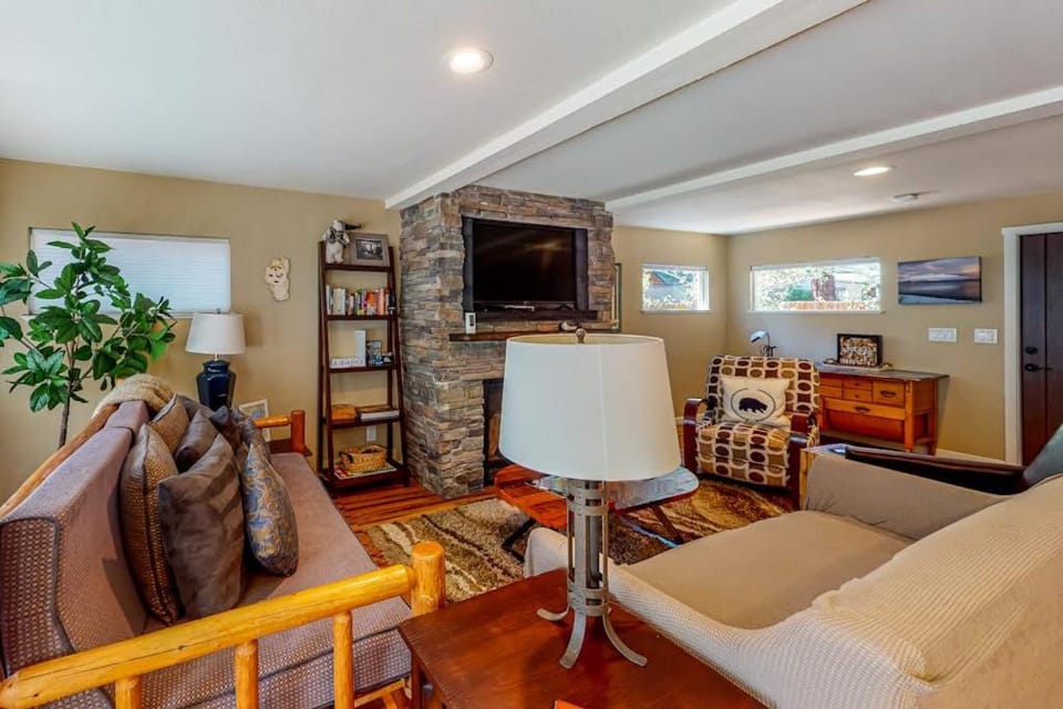 All-Season Getaway - Hot Tub & Backyard - Walk 2 Blocks to Lake & Restaurants House in Kings Beach