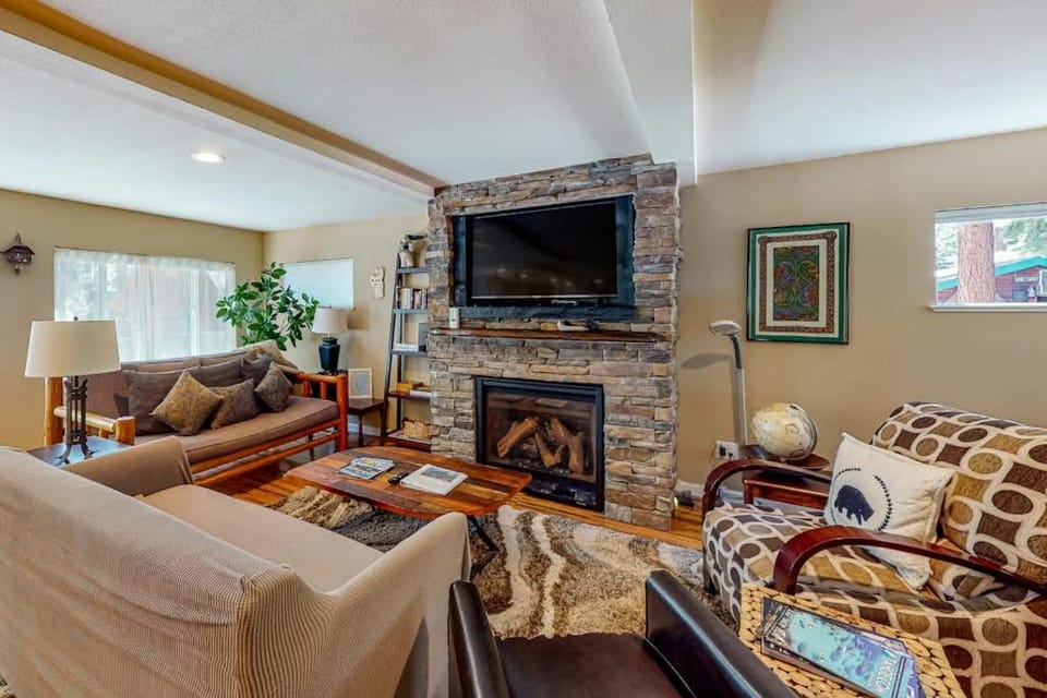 All-Season Getaway - Hot Tub & Backyard - Walk 2 Blocks to Lake & Restaurants House in Kings Beach