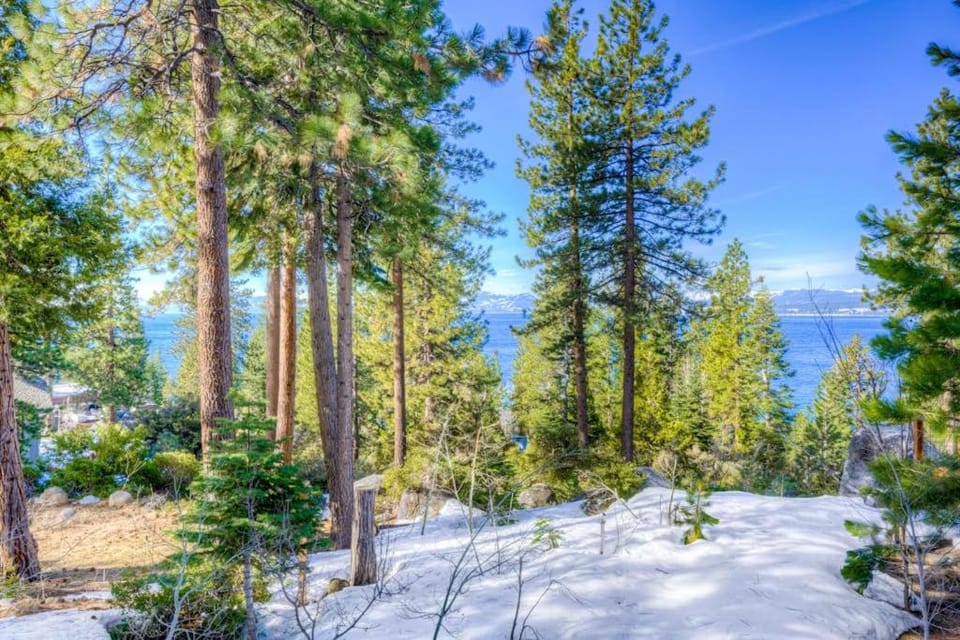 Stunning family-friendly home with private hot tub fireplace & lake views House in Brockway