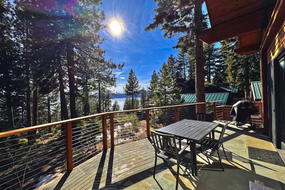 Stunning family-friendly home with private hot tub fireplace & lake views House in Brockway