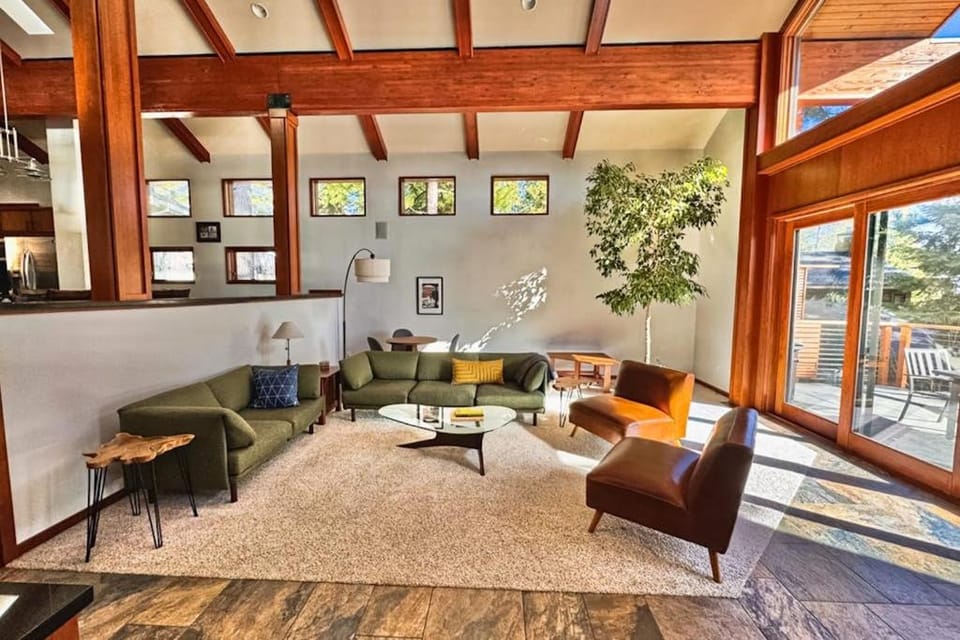 Stunning family-friendly home with private hot tub fireplace & lake views House in Brockway