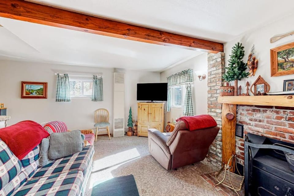 Darling cabin near beach-lake with wood stove & private washer&dryer Cabin in Kings Beach