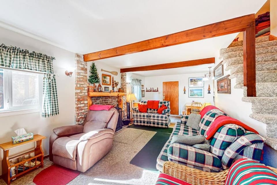 Darling cabin near beach-lake with wood stove & private washer&dryer Cabin in Kings Beach