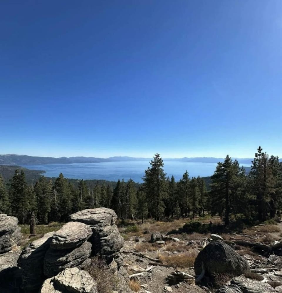 Spacious home near lake skiing & hiking with fireplace 2 decks & W&D House in Tahoe Vista