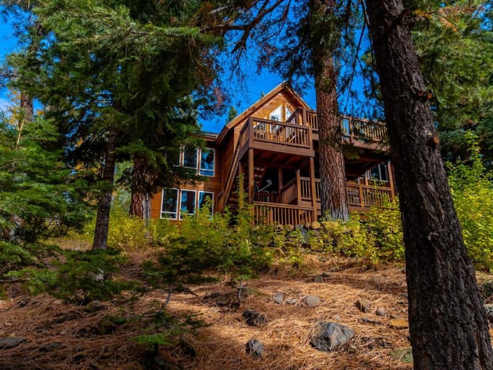 Peaceful Forest Retreat with Hot Tub EV Charger Game Room & Near Kings Beach House in Tahoe Vista