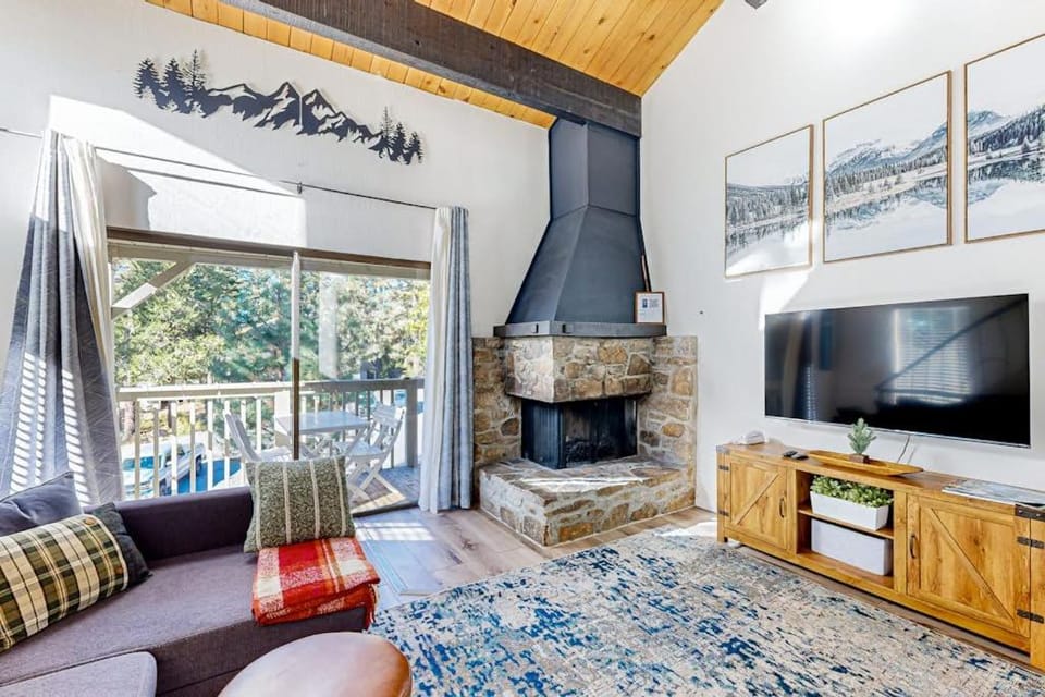 Beautiful condo with modern appliances two decks and shared pool House in Tahoe Vista