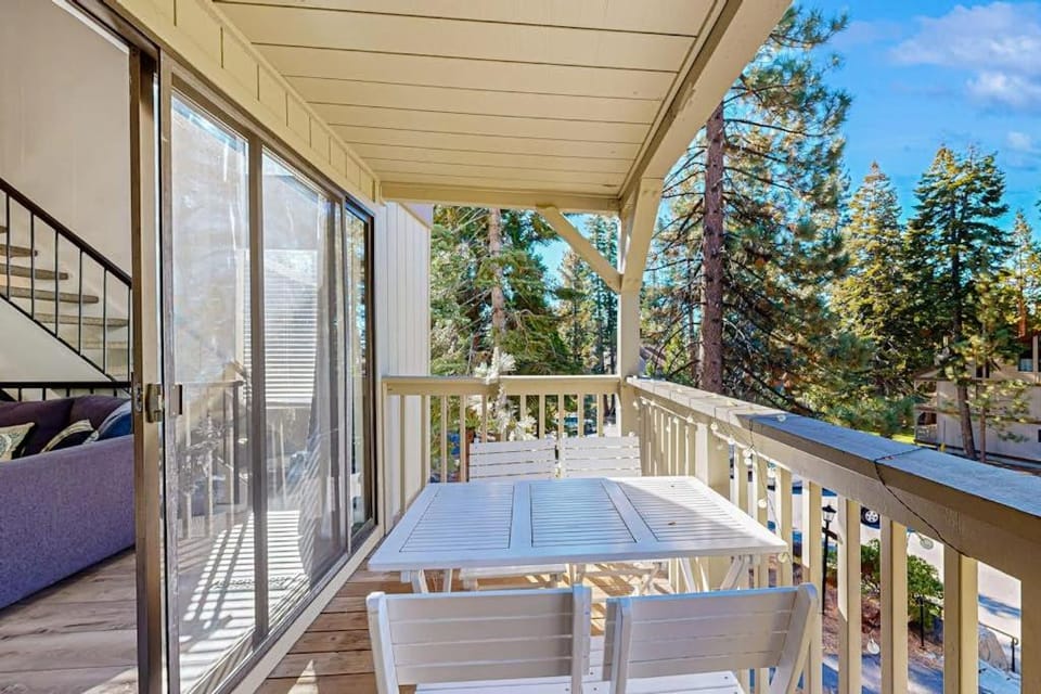Beautiful condo with modern appliances two decks and shared pool House in Tahoe Vista