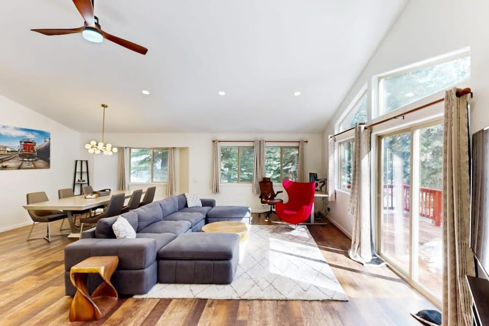 Modern bright home with great deck - walk to Kings Beach golf & town House in Kings Beach