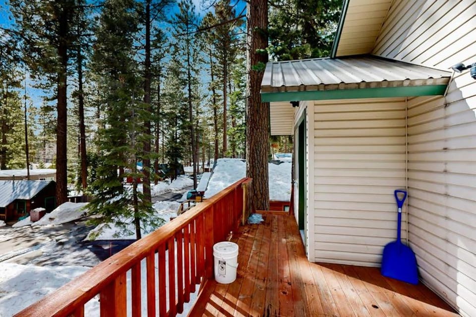 Modern bright home with great deck - walk to Kings Beach golf & town House in Kings Beach