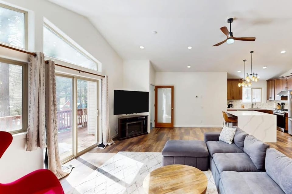 Modern bright home with great deck - walk to Kings Beach golf & town House in Kings Beach