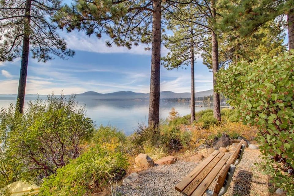 Comfortable Townhome with Pool Deck & Lovely Sunsets - Walk to Lake House in Kings Beach