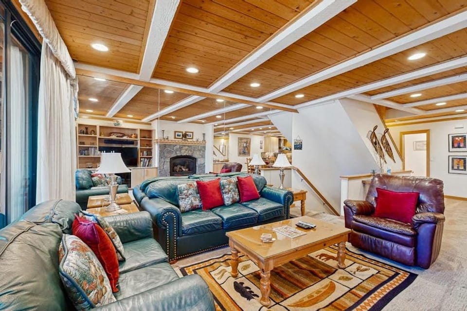 Comfortable Townhome with Pool Deck & Lovely Sunsets - Walk to Lake House in Kings Beach