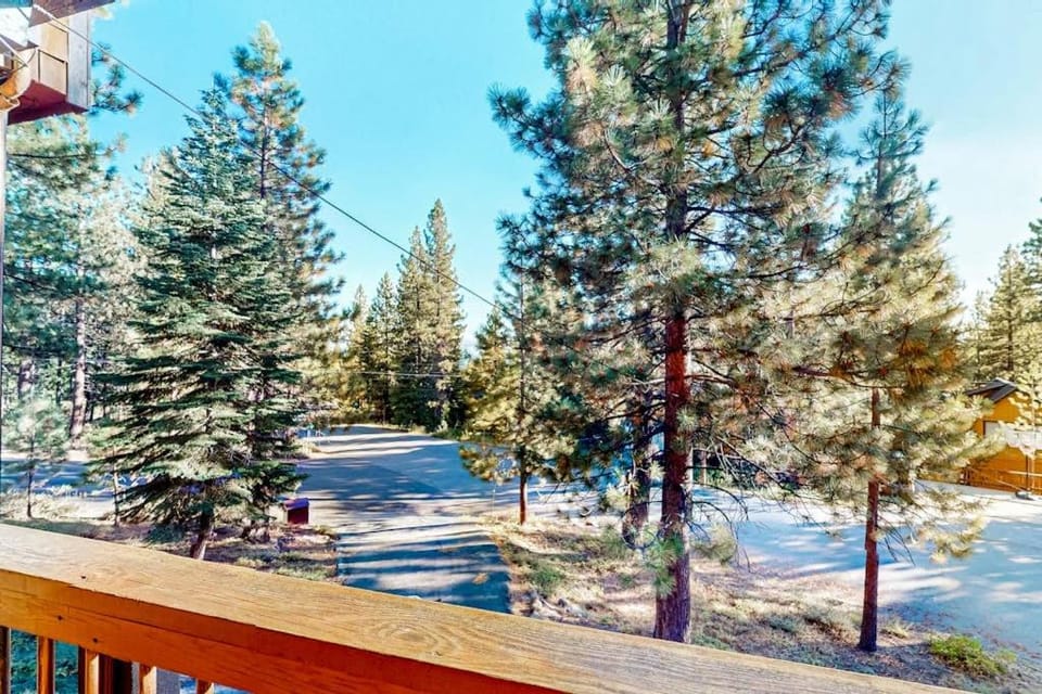 Beautiful mountain home close to year-round outdoor activities & Lake Tahoe House in Tahoe Vista